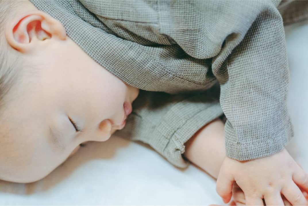 眠る赤ちゃん